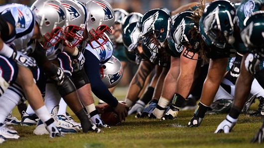 The New England Patriots and Philadelphia Eagles line up before a snap.